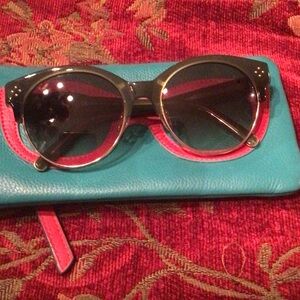 Round Cat-Eye Women's Sunglasses in Black and Pink